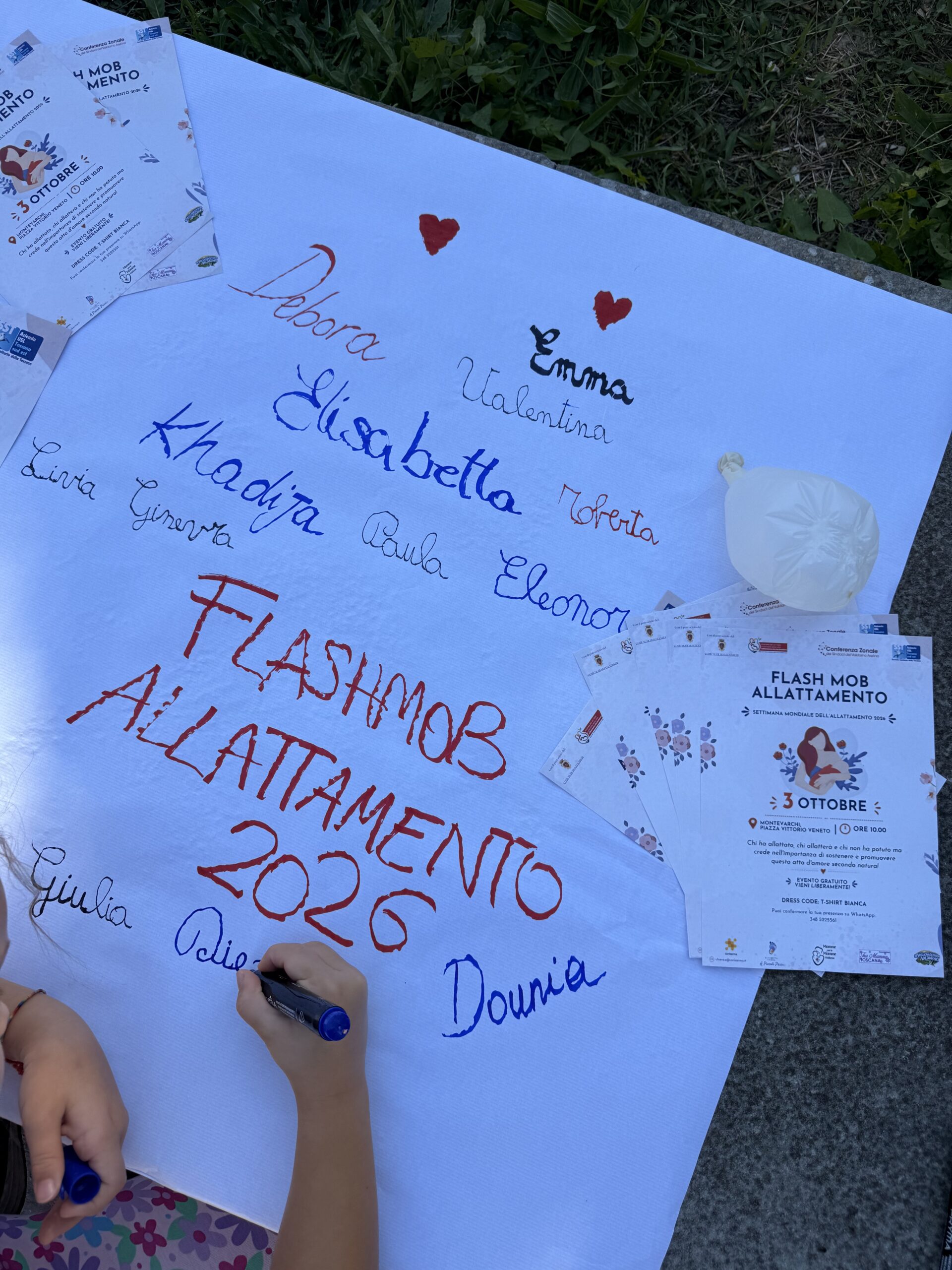 Cartellone con le firme delle partecipanti al Flash Mob per l'Allattamento 2026